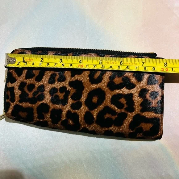 Michael Kors faux fur Leopard Print Wallet - Picture 4 of 4